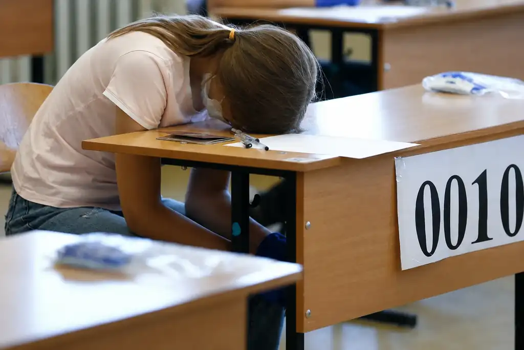 Девочка без сил на экзамене ЕГЭ