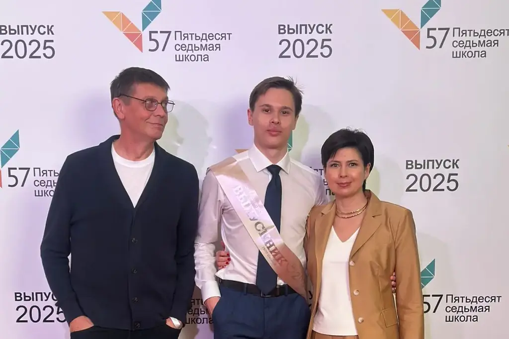 Я с семьей на выпускном сына в 57 школе