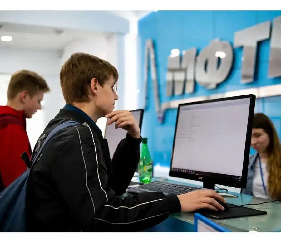 Студент МФТИ из топ школы за работой